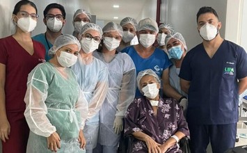 Após 33 dias internada, idosa vence a Covid-19 no Hospital Justino Luz