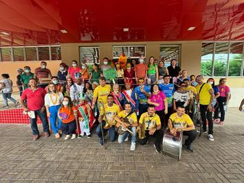 Hospital Infantil Lucídio Portella recebe visita animada do bloco Pinto da Morada