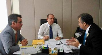 Florentino Neto solicita ampliação de serviços junto ao Ministério da Saúde