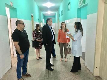 Florentino Neto visita  Hosital Areolino de Abreu e fala sobre melhorias na unidade