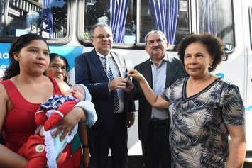 Governadora entrega primeiro ônibus para o transporte de pacientes da MDER