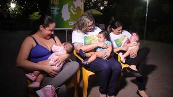 Mães participam de "mamaço" em alusão ao mês do aleitamento