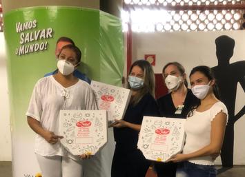 Colaboradores do Hospital de Campanha Estadual recebem homenagem de pizzaria