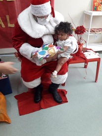 Crianças e adultos se emocionam com a visita surpresa do Papai Noel no Hospital Infantil 
