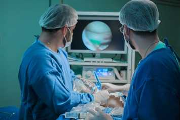 Hospital de Oeiras faz 1ª cirurgia bucomaxilo facial por vídeo da rede estadual de saúde