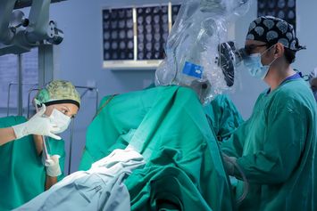 HGV realiza cirurgia inédita de tumor cerebral com o paciente acordado