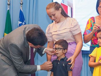 Carretinha da Saúde realiza entrega de 700 óculos prescritos para crianças de 20 municípios