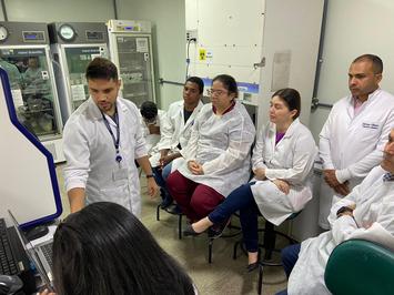 Técnicos do Lacen passam por treinamento para utilizar o mais avançado equipamento de diagnóstico microbiológico do mundo