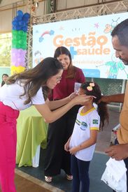 Carretinha da Saúde entrega óculos à crianças de municípios do Sul do Piauí