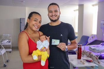 Bebês da Nova Maternidade participam do projeto de biometria neonatal e recebem Carteira de Identidade Nacional