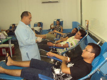 Escola comemora aniversário doando sangue no HEMOPI