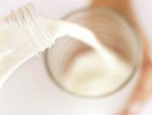 Anvisa avalia risco da presença de formol e ureia no leite