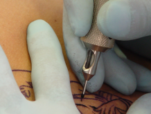 ANVISA suspende 14 marcas de tintas utilizadas em tatuagens