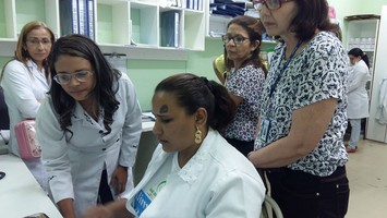 Evangelina Rosa implanta pulseiras de identificação para pacientes