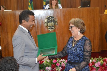 Diretora da Vigilância Sanitária é homenageada na Assembleia Legislativa do Piauí