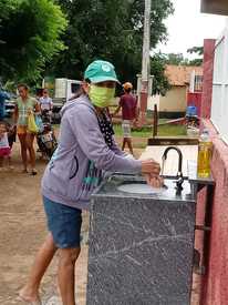 Caraúbas instala lavatório em praça pública para higienização das mãos